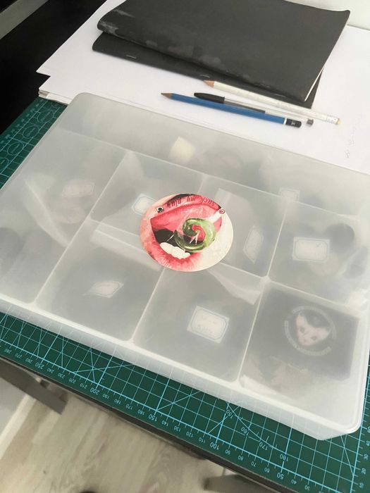 Caixa com set de piercings e plugs