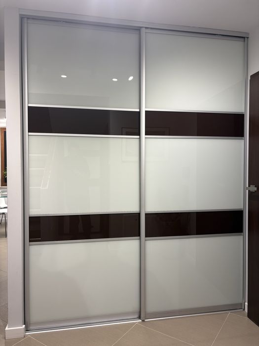 Drzwi przesuwne szklo lacobel.