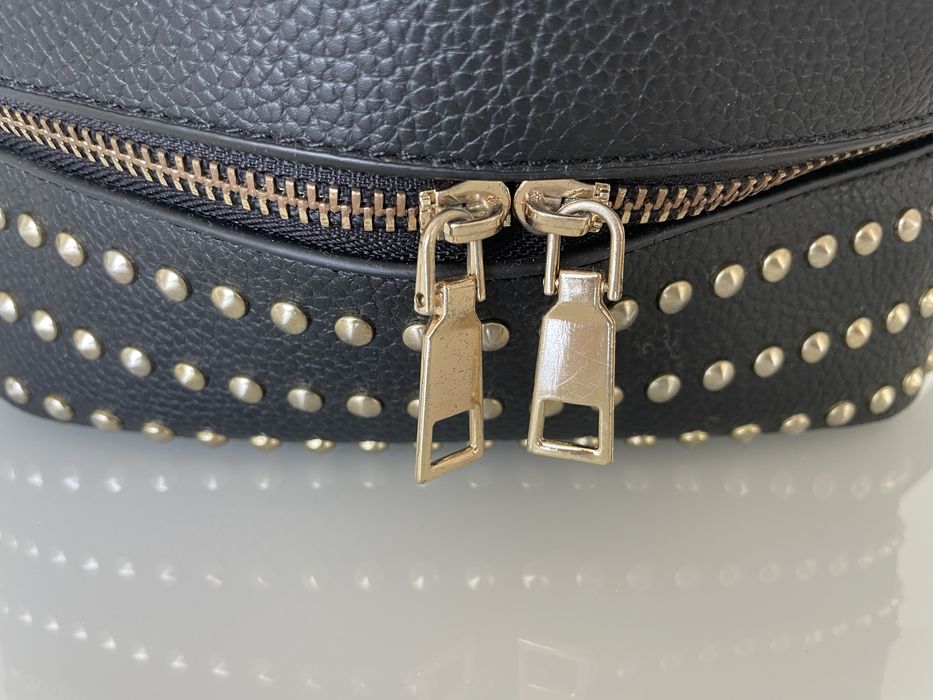 Mochila pequena preta com tachas douradas