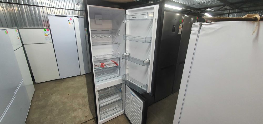 JANKI, ul. WSPÓLNA 6 Lodówka Sharp SJ-BA05DMXBE-EU