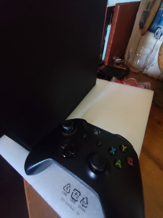 Xbox One X  ( 1 Tb )