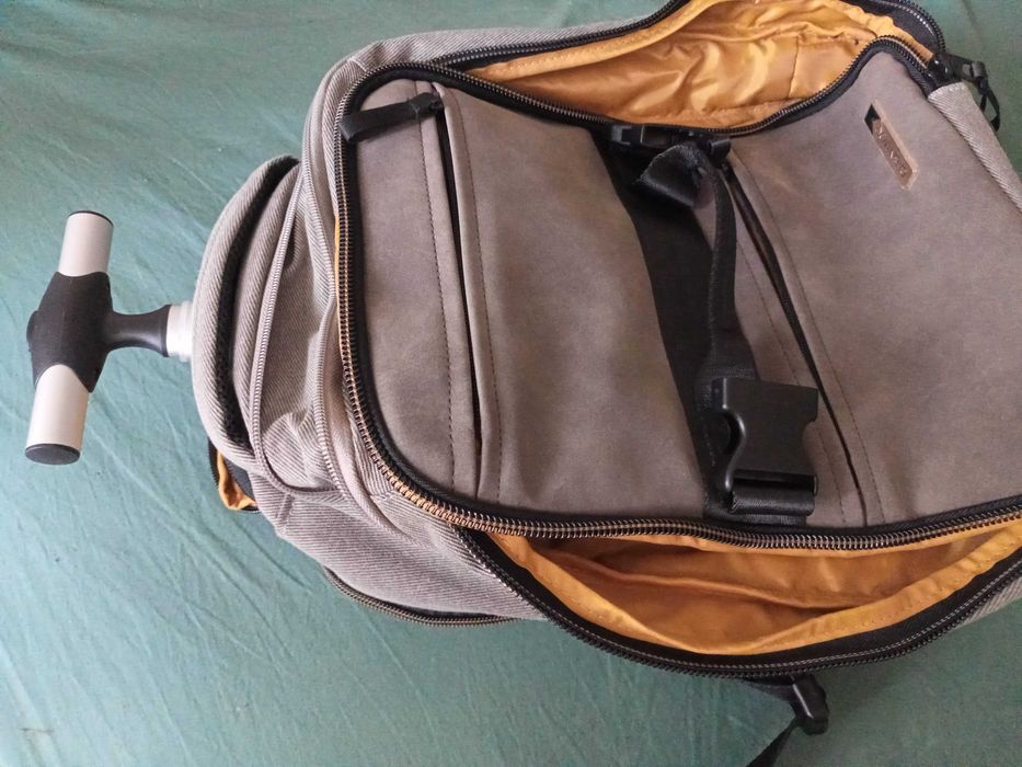 Mochila nova com rodas para viagens