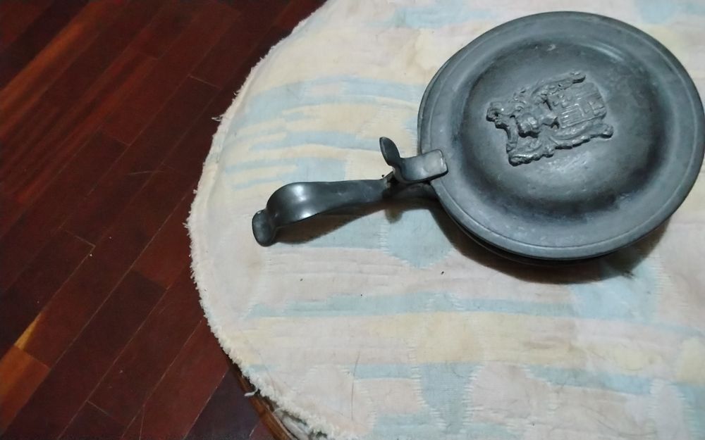 Peça em estanho muito antiga