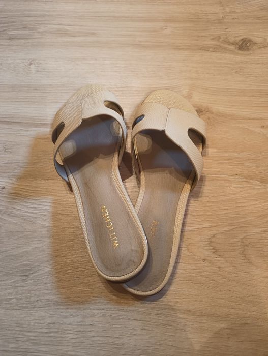 Beżowe klapki Wittchen