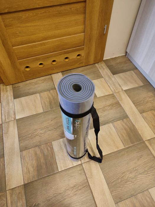 Nowa mata do ćwiczeń jogi niebieska