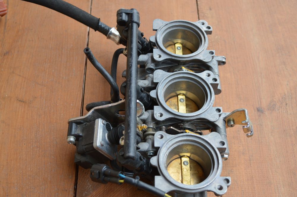 Triumph Street Triple 675 PRZEPUSTNICE wtryski czujnik przewód