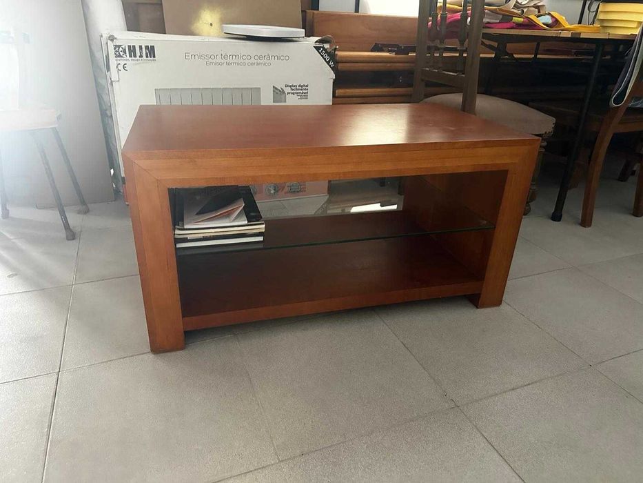 Mesa centro com prateleira em vidro