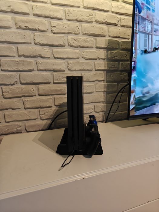 Sprzedam konsole PS4 pro