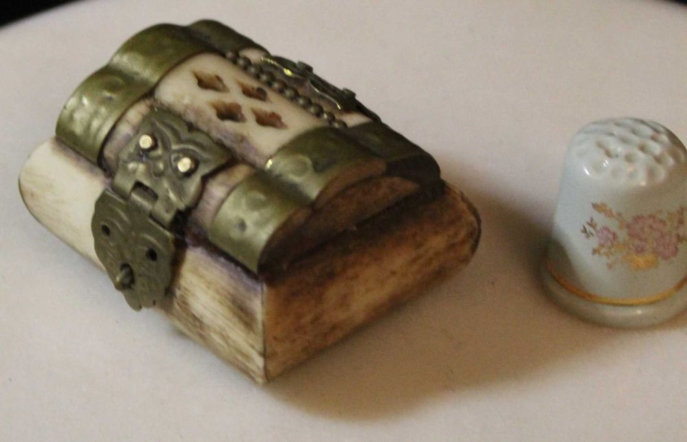 Caixa de joias vintage em osso com dobradiças em latão, anos 70.