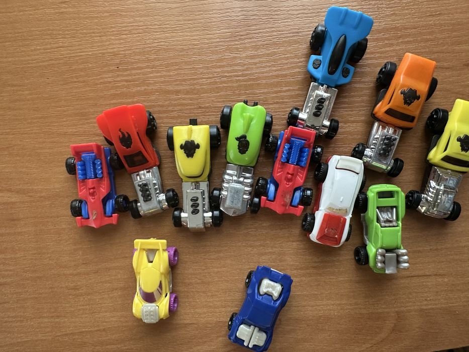 Іграшки з кіндер сюрприщів і джоїв