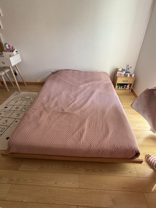 Cama casal (200x153cm) com colchão