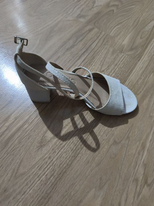Buty srebrne na obcasie