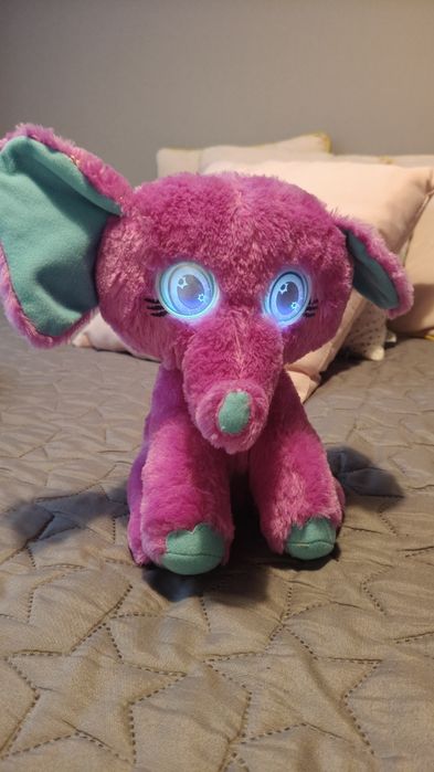 Słonik ze świecącymi oczami.