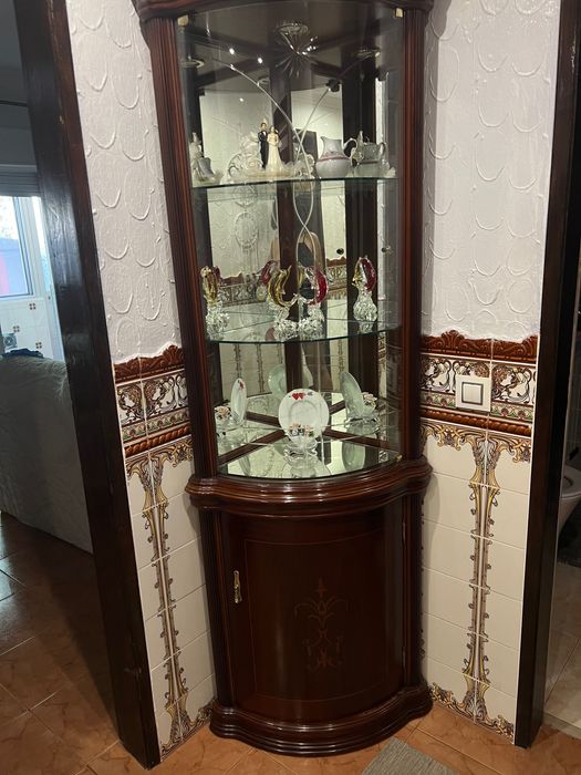 Cristaleira/Vitrine de Canto em Madeira com Espelho e Iluminação