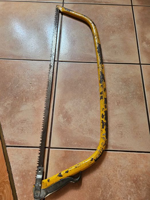 Stara piła ręczna do cięcia drewna