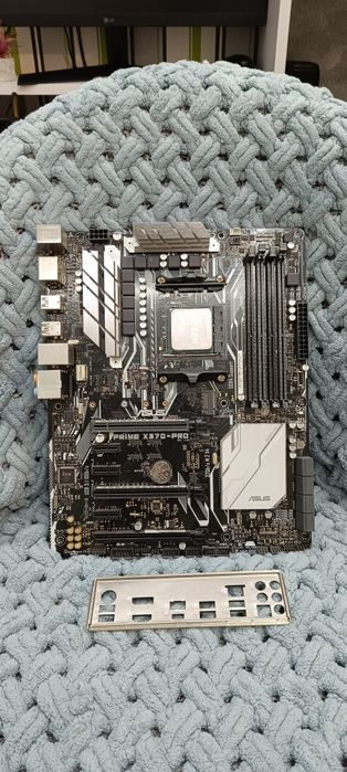 Продам комплект Ryzen 7 2700x+Asus prime  x370 pro