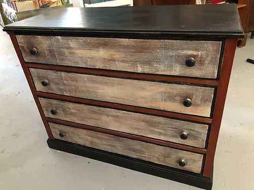 Cómoda em Madeira e pintura em Decape, bom estado