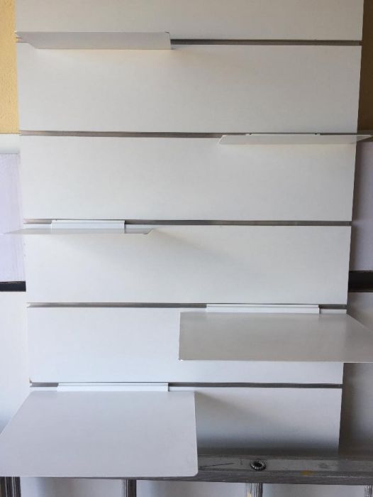 Prateleiras em metal lacado a branco