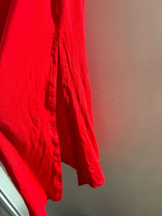 vestido vermelho com racha