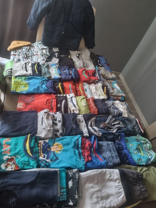 (6) Zestaw ubranek dla chłopca 110 - kurtka Piżamki bluzy bluzki spodn