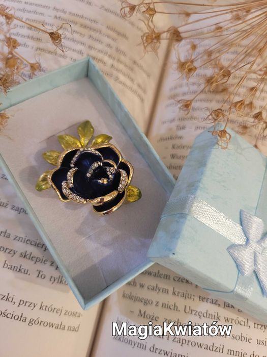 Broszka róża w granacie