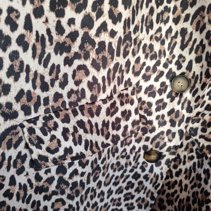 O casaco em pele de pêssego em tons de castanho,