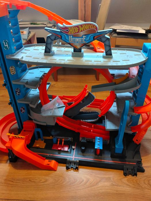 Garaż Hot Wheels Ultimate z rekinem
