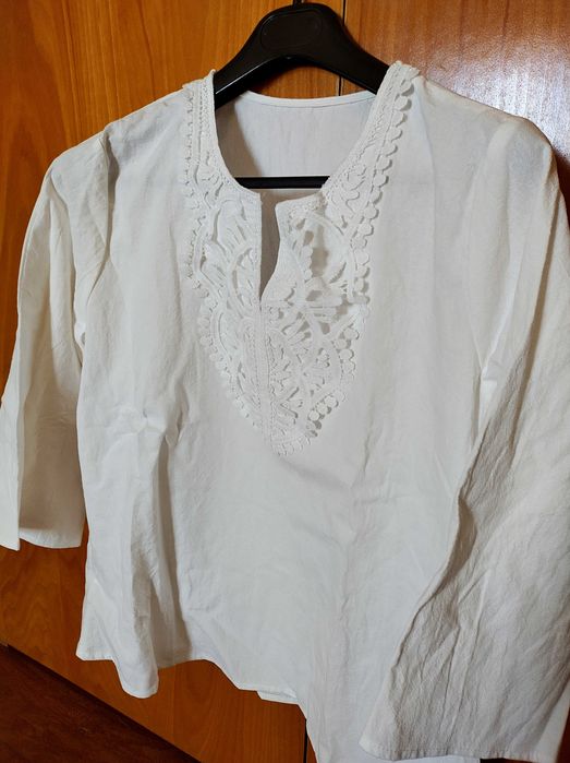 Blusa tipo túnica branca com renda