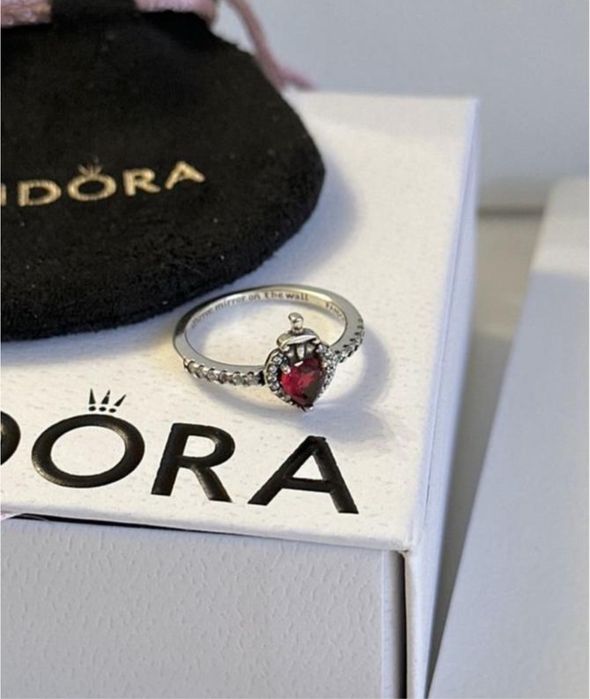 Жіноча срібна каблучка pandora червоне серце з мечем зла королева