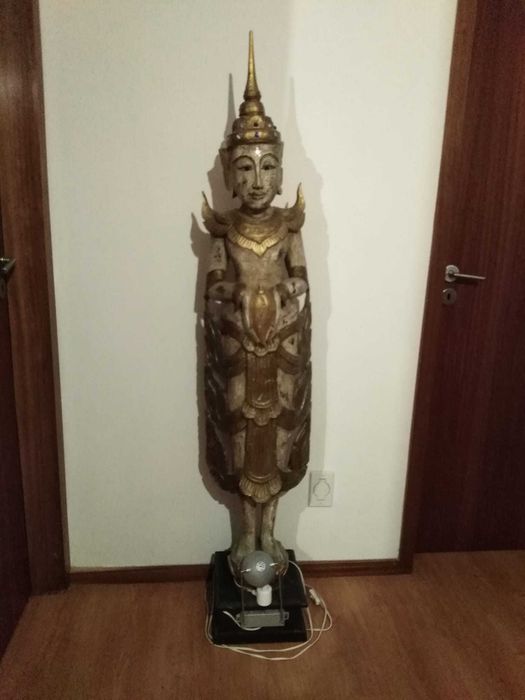 Buda indiano de pé, com iluminação