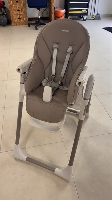 Carro, cadeira de refeições e banheira de bebe
