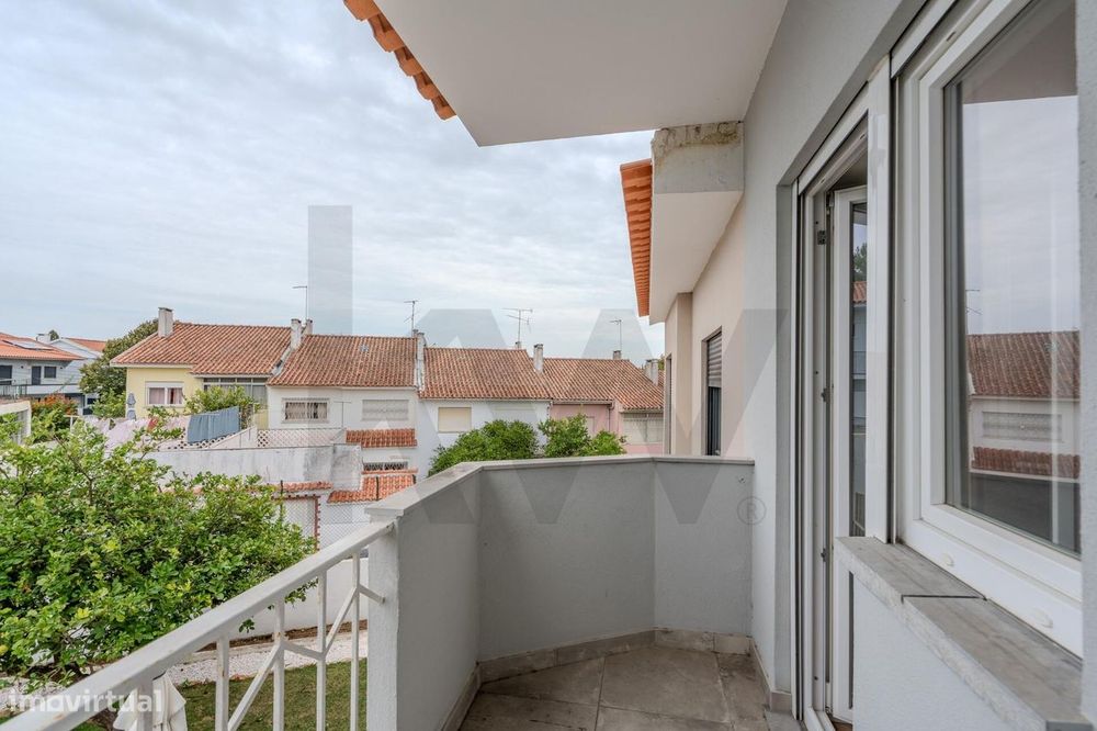 Moradia T3 Remodelada com Jardim, Terraço e Garagem em São Domingos de