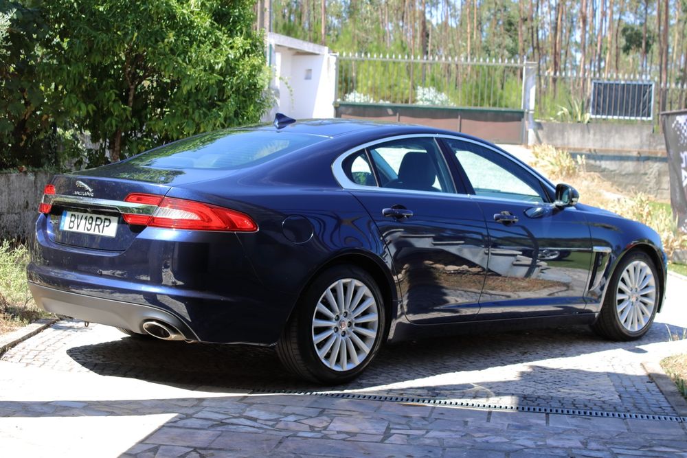 Jaguar XF 2.2 D Luxury Auto (229€/Mês)