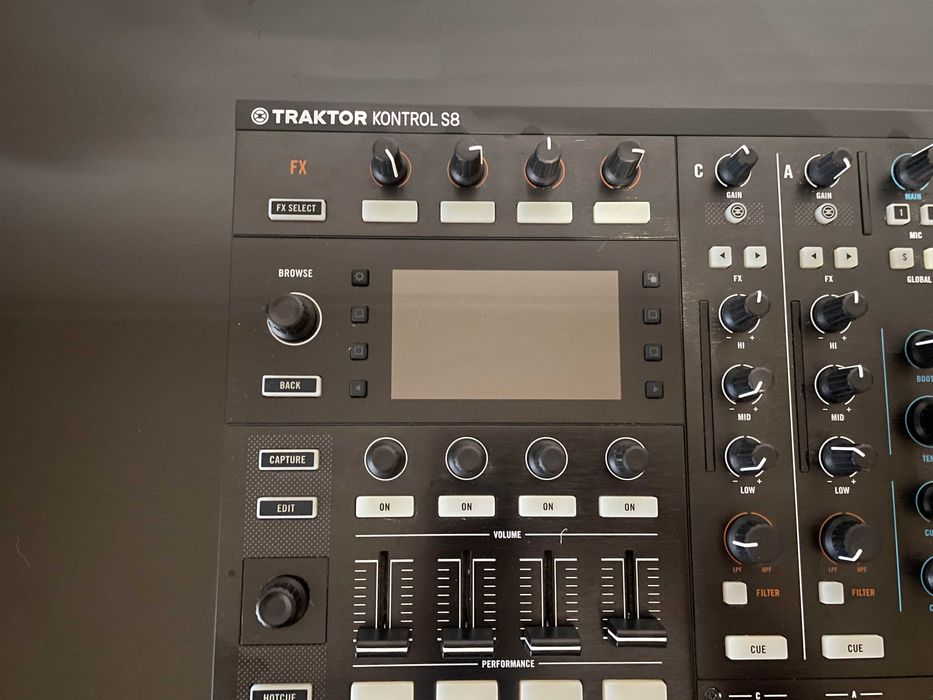 Controlador DJ TRAKTOR KONTROL S8 Native Instruments64738035861249123