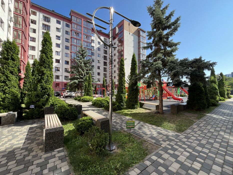 Продається квартира з великою кухнею 30м.,в ЖК закритого типу, з ремонтом,частково меблі.