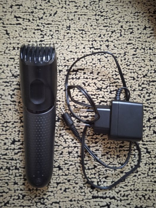Машинка для стрижки,і машинка для стрижки брів бакенбардів.