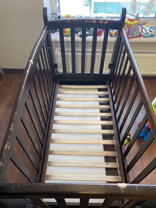 Детская кроватка с маятником