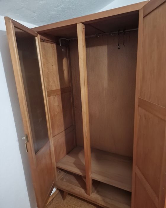 Guarda roupa de Madeira