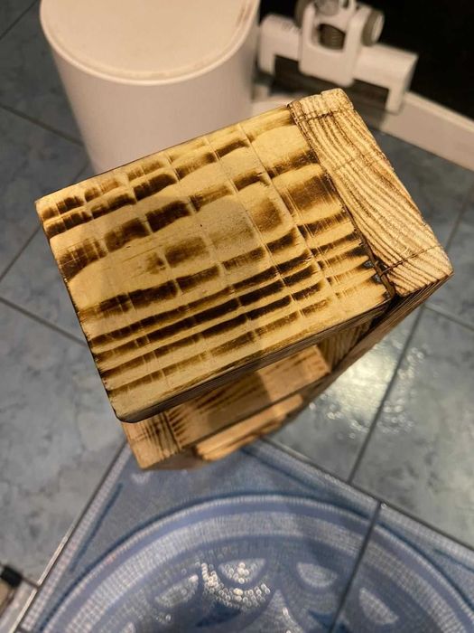 Stojak na papier toaletowy