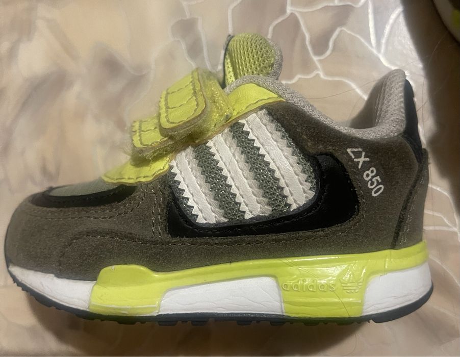 Оригінальні кросівки adidas