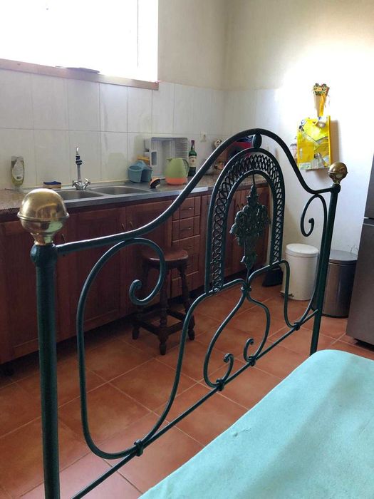 Cama de ferro + 2 mesas de cabeceira (estilo clássico/vintage)
