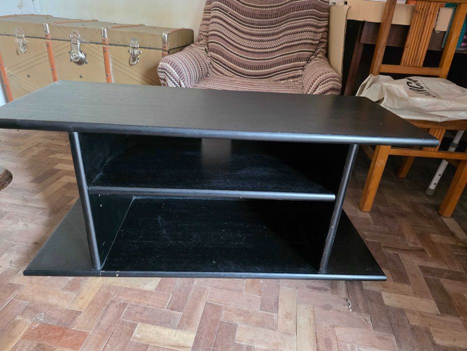 Mesa de TV preta com rodinhas