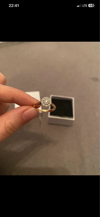 Pierscionek zareczynowy z diamentem apart