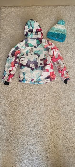 Kolorowa kurtka narciarska z czapką dla dziewczynki 9 lat