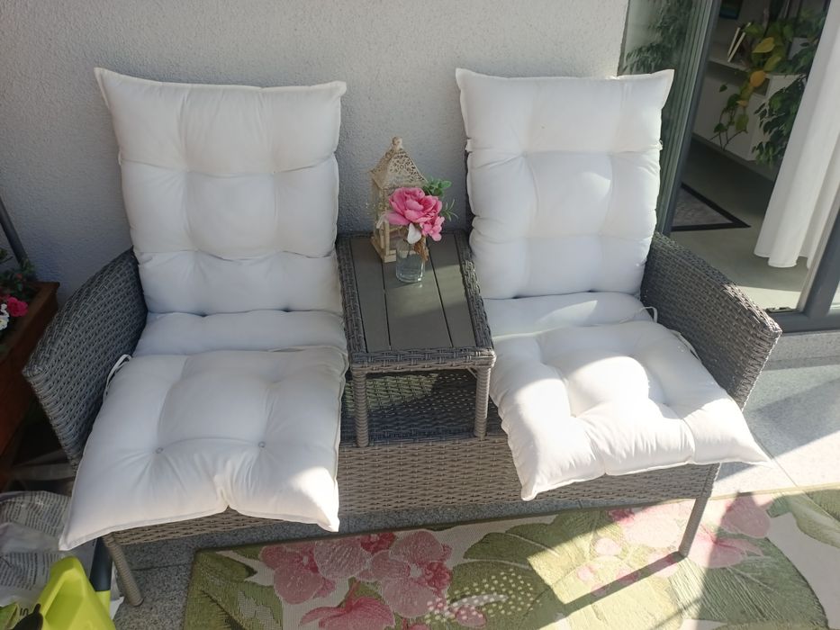 Ławkaz technoratanu z poduszkami i dywan