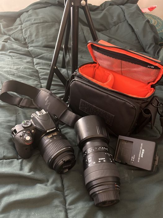 Nikon D3300 com varios acessorios e lente extra