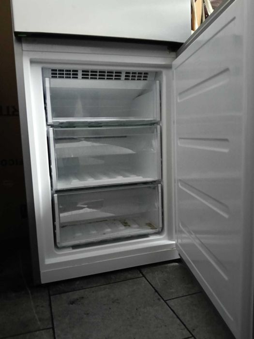Frigofrifico Frigorifico XIT8 T2E X - Indesit - Avariado
