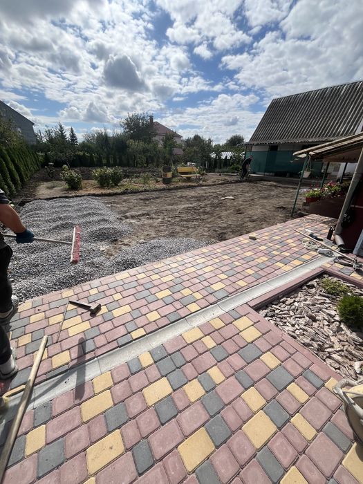 Вкладання бруківки та Та встановлюємо Поребрик