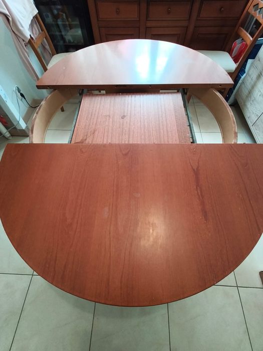 Mesa madeira maciça, bom estado, fechada 1.10x1.10, aberta 1.10x1.50.