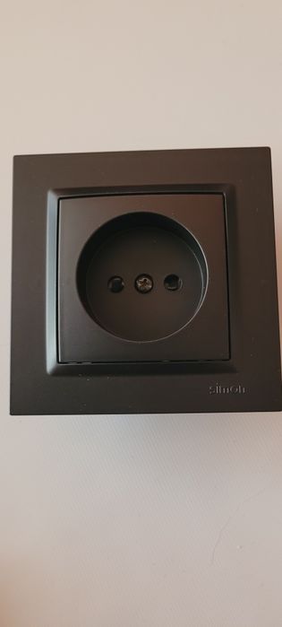 Gniazdko simon 10. Czarny mat.